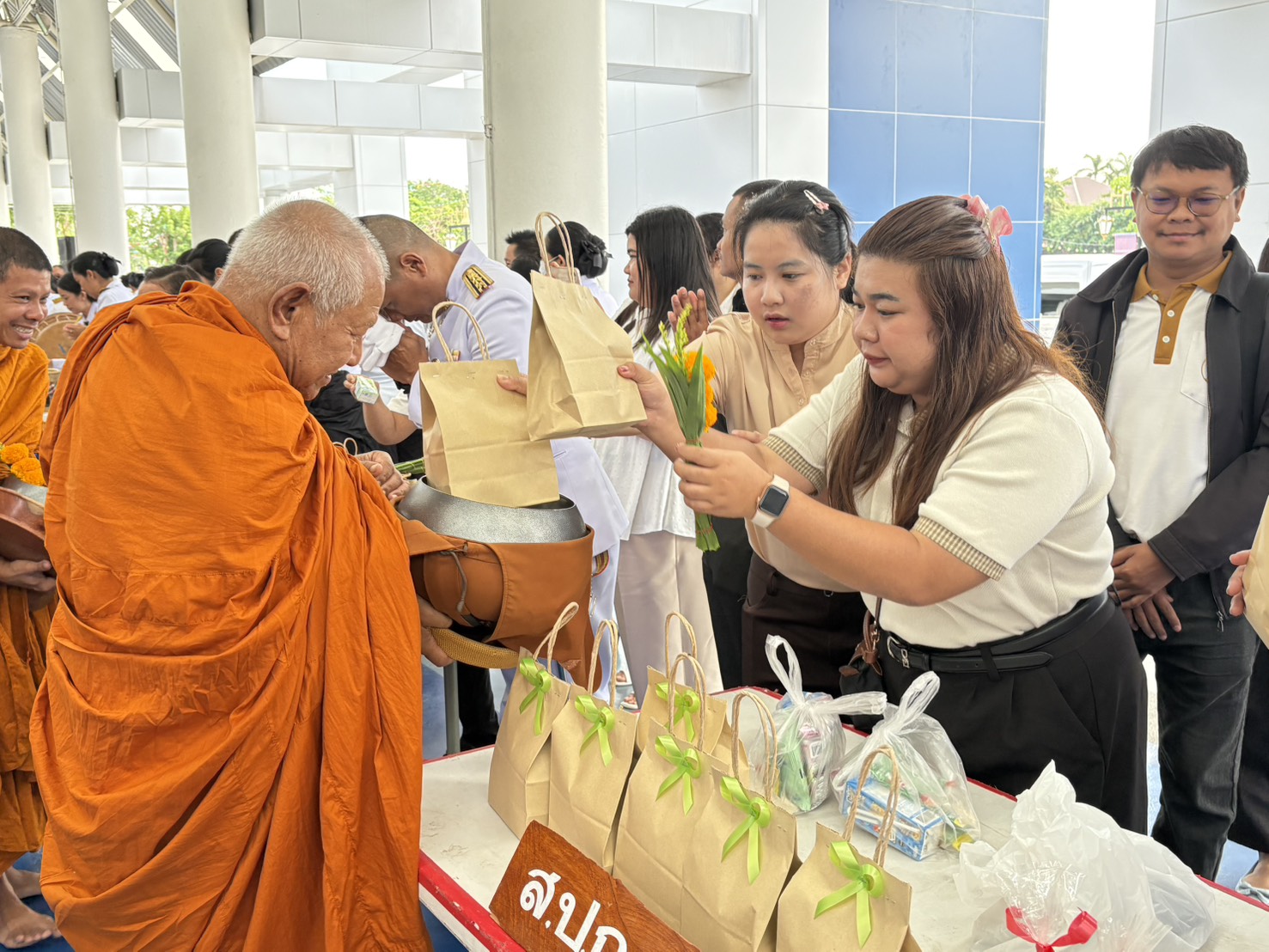 title - วันเสาร์ที่ 30 พฤษภาคม 2569 นายประเสริฐ กาญจนเกียรติกุล ปฏิรูปที่ดินจังหวัดบุรีรัมย์ มอบหมายให้เจ้าหน้าที่กลุ่มยุทธศาสตร์และการปฏิรูปที่ดิน ส.ป.ก.บุรีรัมย์ ร่วมพิธีสวดพระพุทธมนต์ พิธีทำบุญตักบาตรถวายพระราชกุศล พิธีวางพวงมาลาและถวายราชสดุดี เนื่องในรัฐพิธีวันที่ระลึก พระบาทสมเด็จพระปกเกล้าเจ้าอยู่หัว จังหวัดบุรีรัมย์